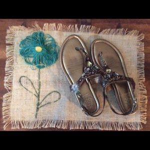 VINCE CAMUTO BEJEWELED LEATHER UPPER SANDALS 8.5B